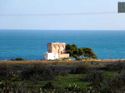 Continuiamo ancora verso sud per altri 8 chilometri per trovare, tra Polignano e Monopoli, Torre incina, quella che � forse la torre pi� pittoresca tra quelle visitate, affacciata com�� su un mare cristallino e situata su una costa rocciosa e a strapiombo